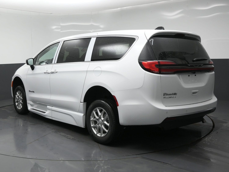 White Chrysler Pacifica image number 1