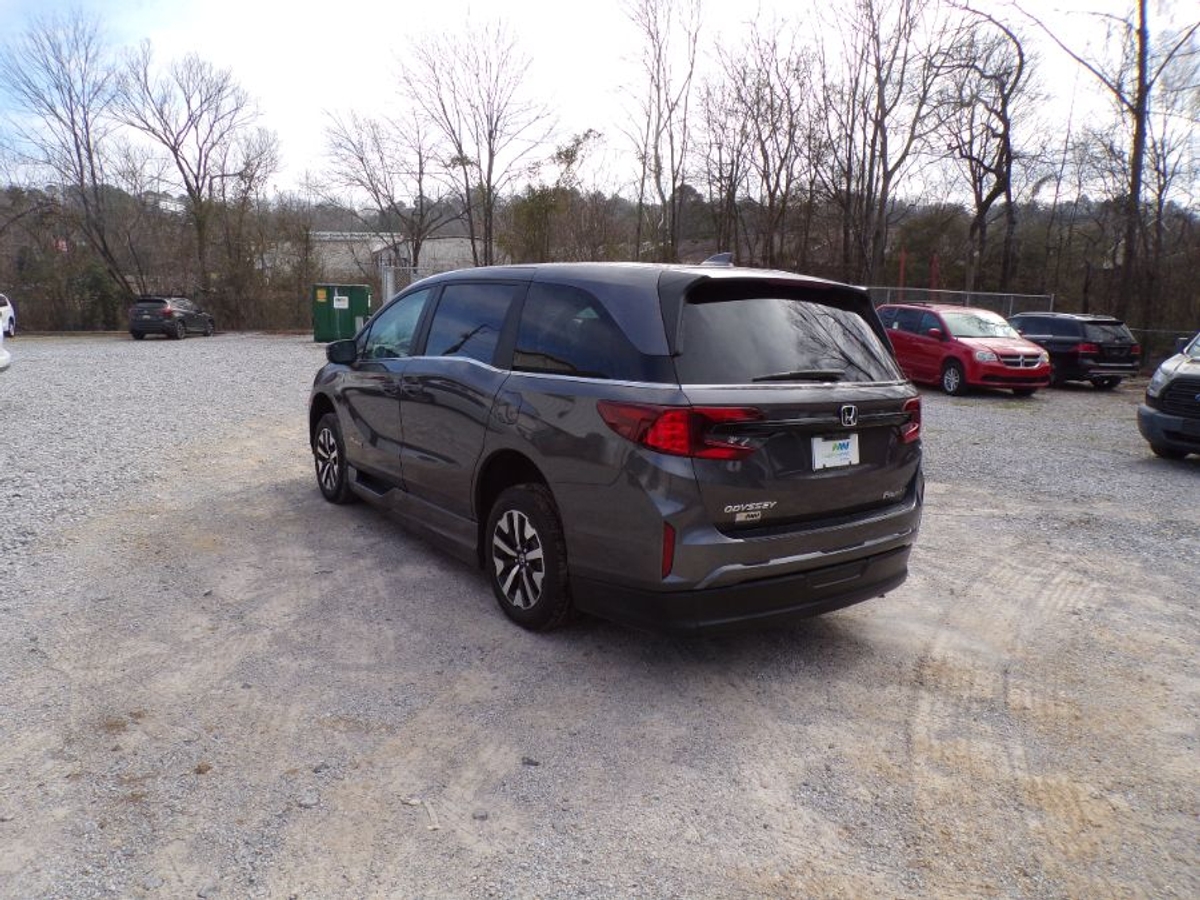 Grey Honda Odyssey image number 10