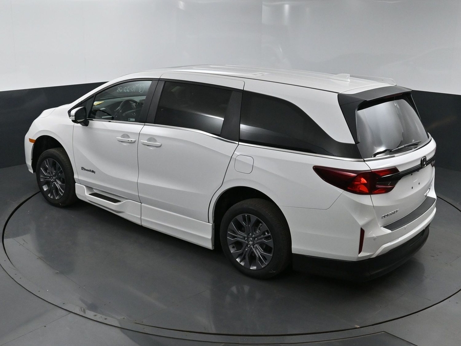 White Honda Odyssey image number 24
