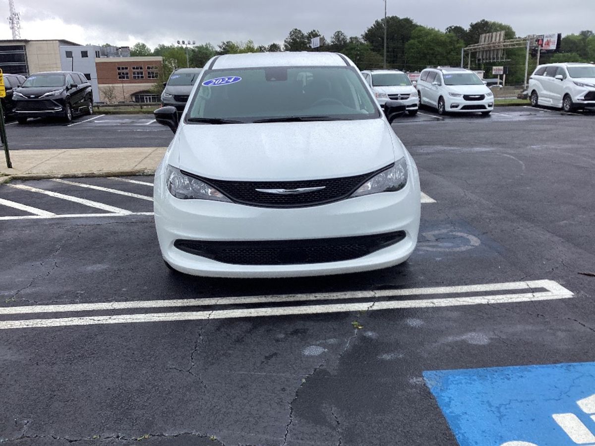 White Chrysler Voyager image number 1