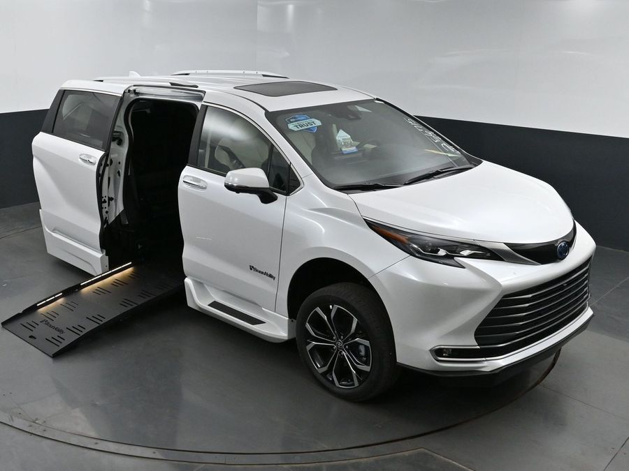 New 2025 Toyota Sienna Hybrid Platinum - BraunAbility Side Entry Entry Fold Out Automatic Ramp