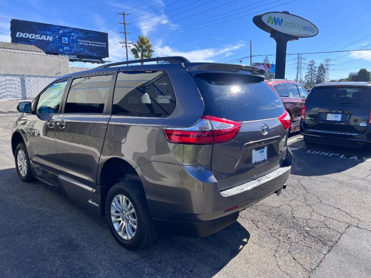 2015 TOYOTA SIENNA - Image 5