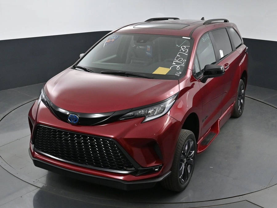 New 2025 Toyota Sienna Hybrid XSE Sport - BraunAbility Side Entry Entry In Floor Automatic Ramp