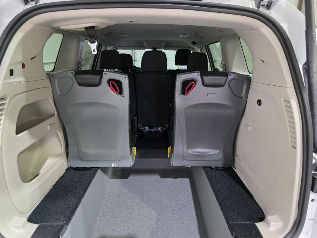 White Chrysler Voyager image number 23