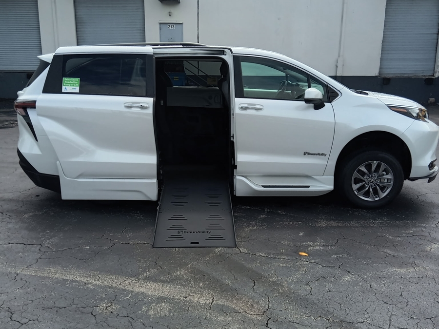 2026 Toyota Sienna XLE 7-Passenger Hybrid FWD's photo