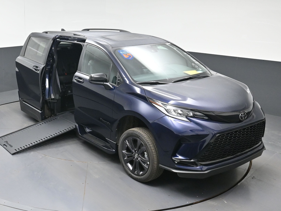 New 2026 Toyota Sienna Hybrid XSE Sport - BraunAbility Side Entry In Floor Automatic Ramp