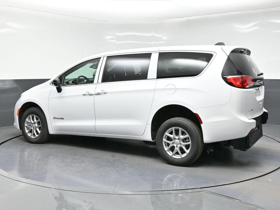 White Chrysler Voyager image number 1