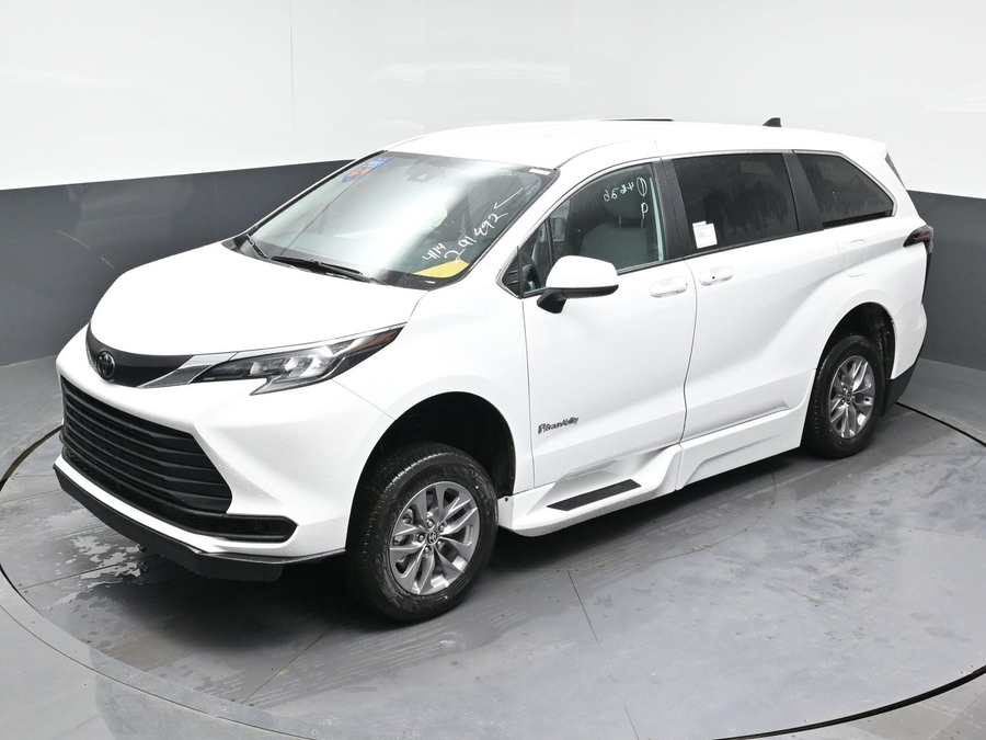 New 2026 Toyota Sienna Hybrid LE - BraunAbility Side Entry Entry Fold Out Automatic Ramp