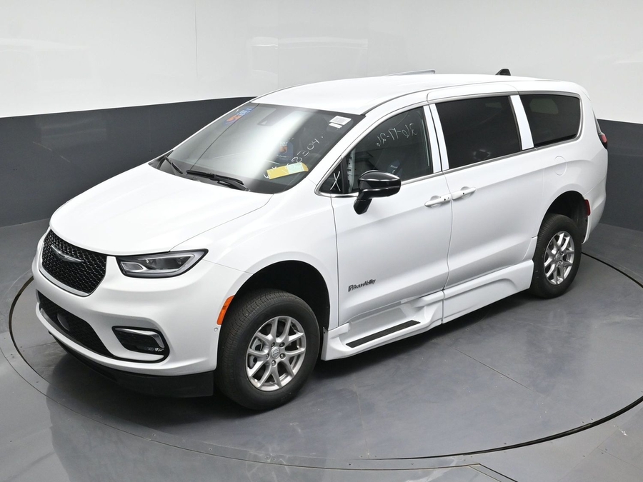 New 2026 Chrysler Pacifica Select Safety - BraunAbility Side Entry Fold Out Automatic Ramp