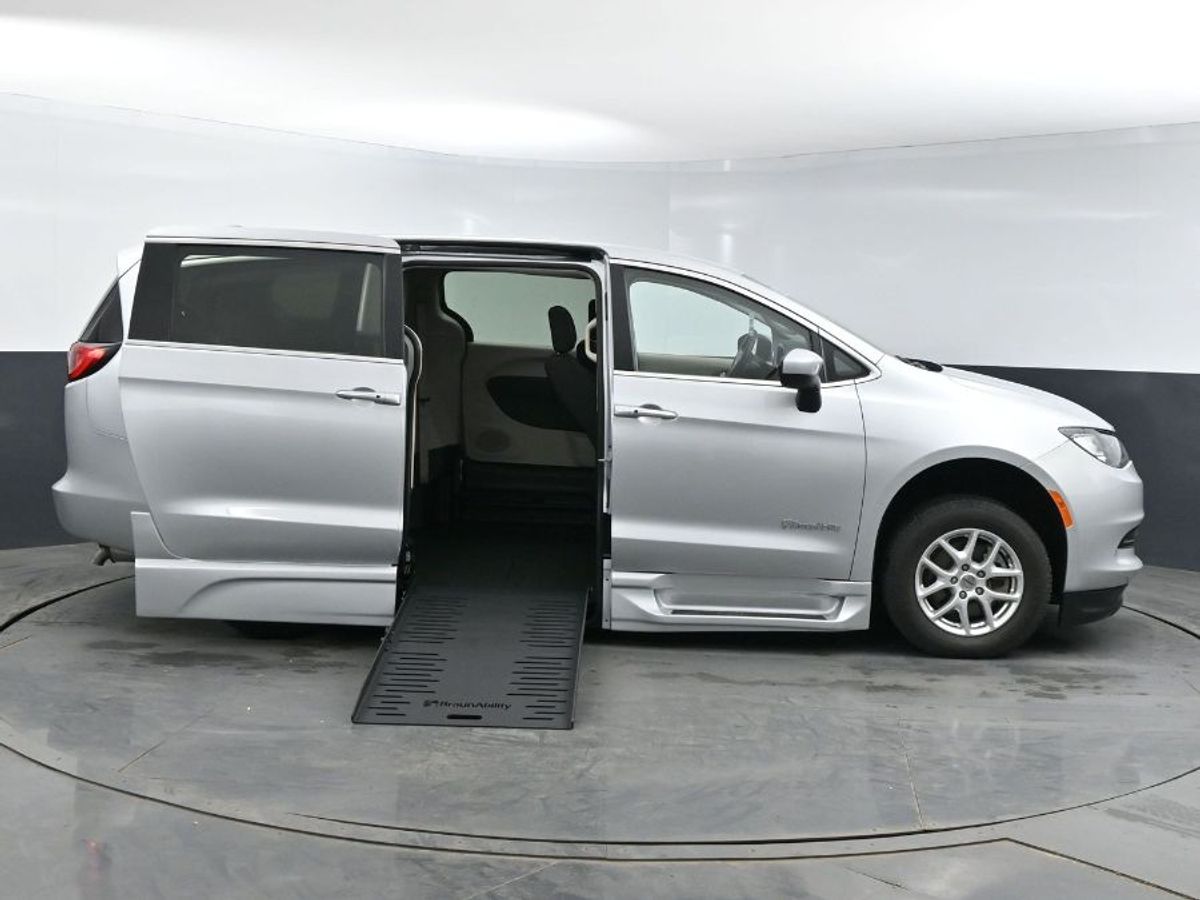 2023 CHRYSLER VOYAGER - Image 1