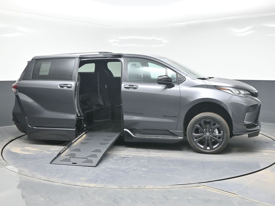 Grey Toyota Sienna image number 7