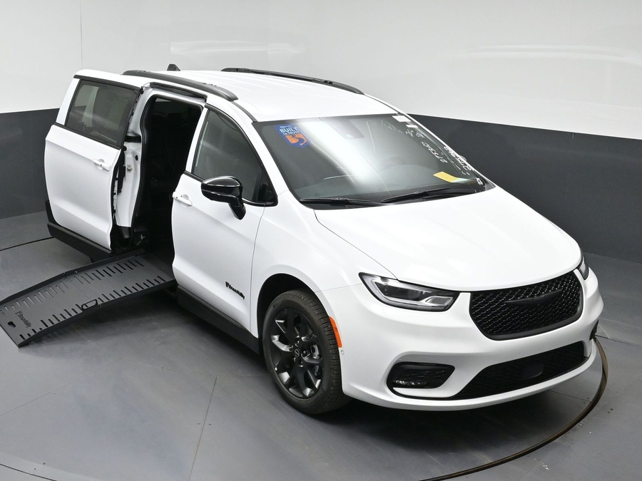New 2026 Chrysler Pacifica Select Sport - BraunAbility Side Entry Fold Out Manual Ramp