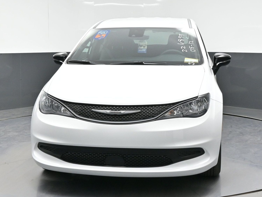 White Chrysler Voyager image number 14