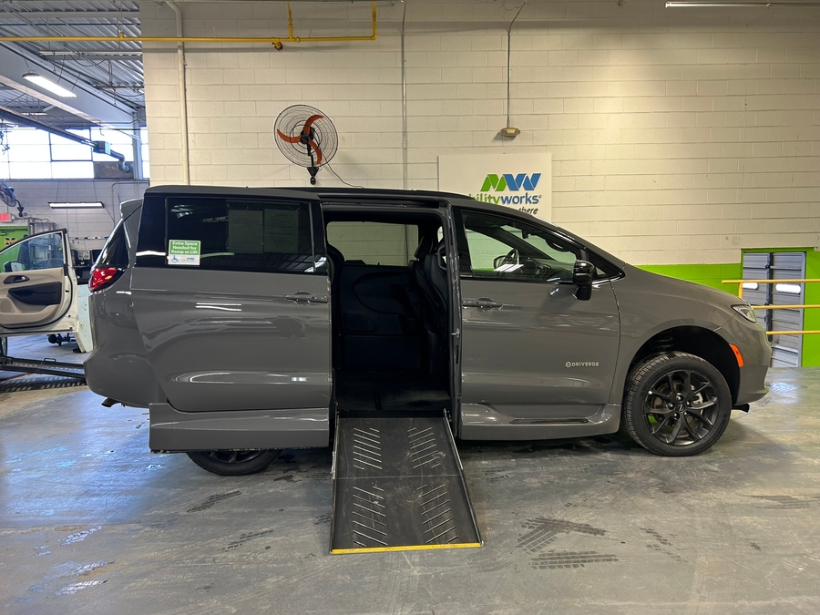 2024 CHRYSLER PACIFICA - Image 12