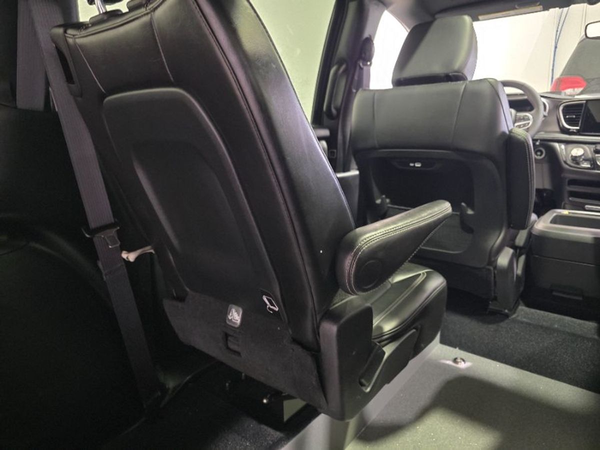 Black Chrysler Pacifica image number 10