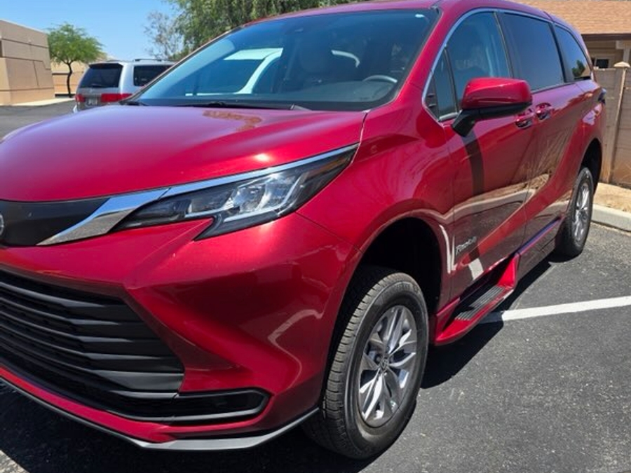 Used 2022 Toyota Sienna Hybrid LE - BraunAbility Side Entry Entry Fold Out Automatic Ramp