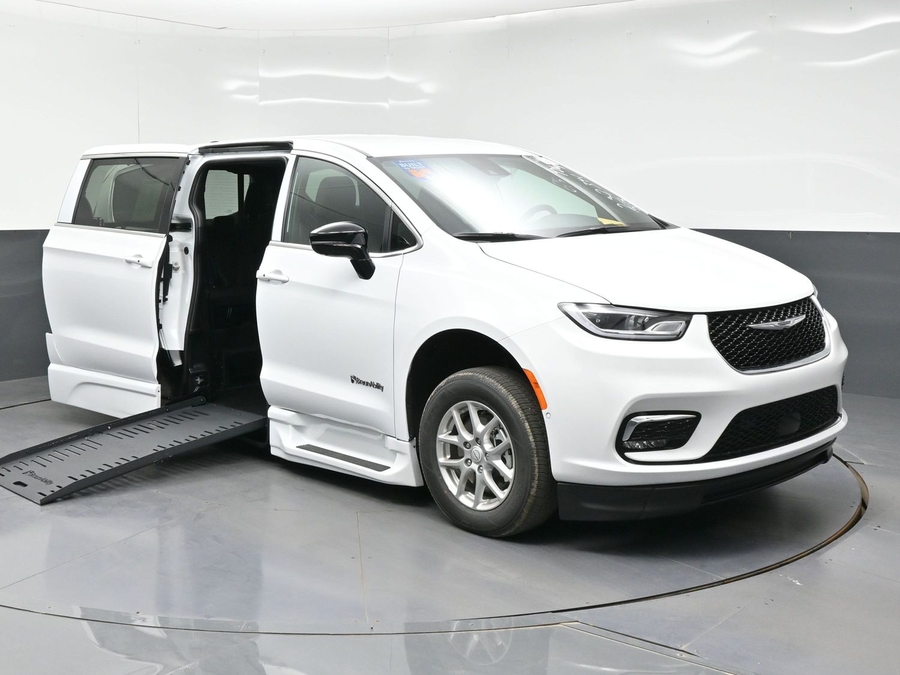 White Chrysler Pacifica image number 4