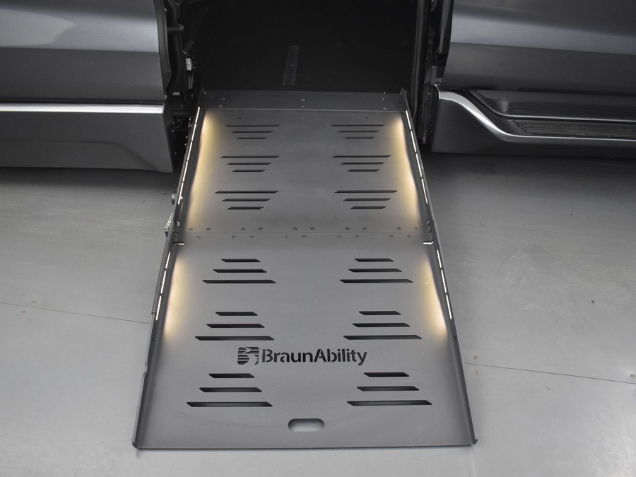 New 2025 Toyota Sienna Hybrid XLE Base - BraunAbility Side Entry Entry Fold Out Automatic Ramp