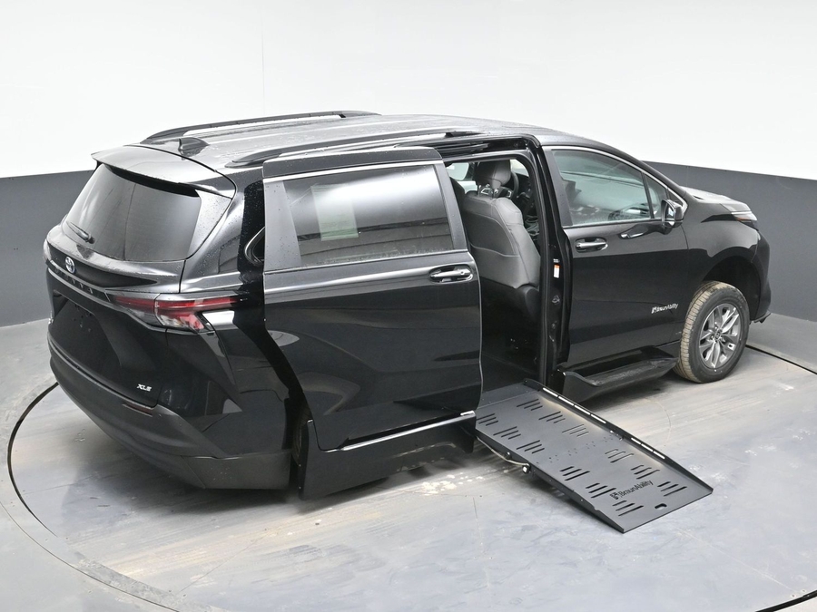 Black Toyota Sienna image number 25