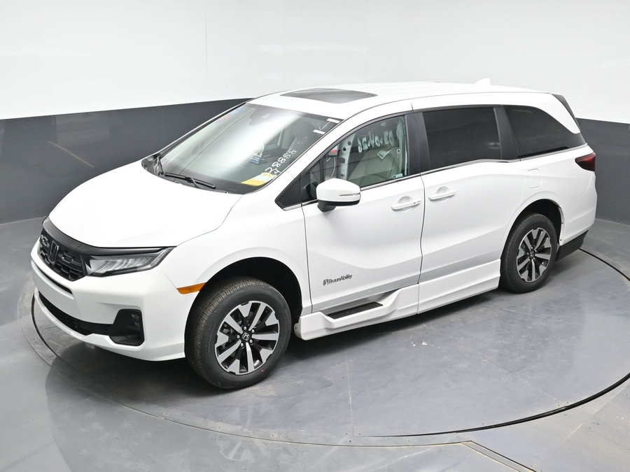 White Honda Odyssey image number 23