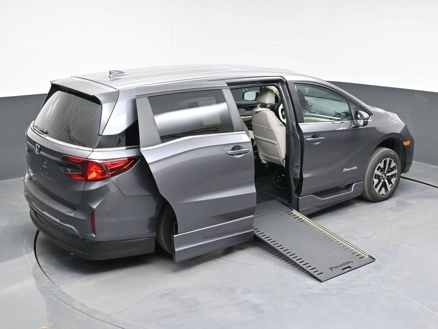 Grey Honda Odyssey image number 22