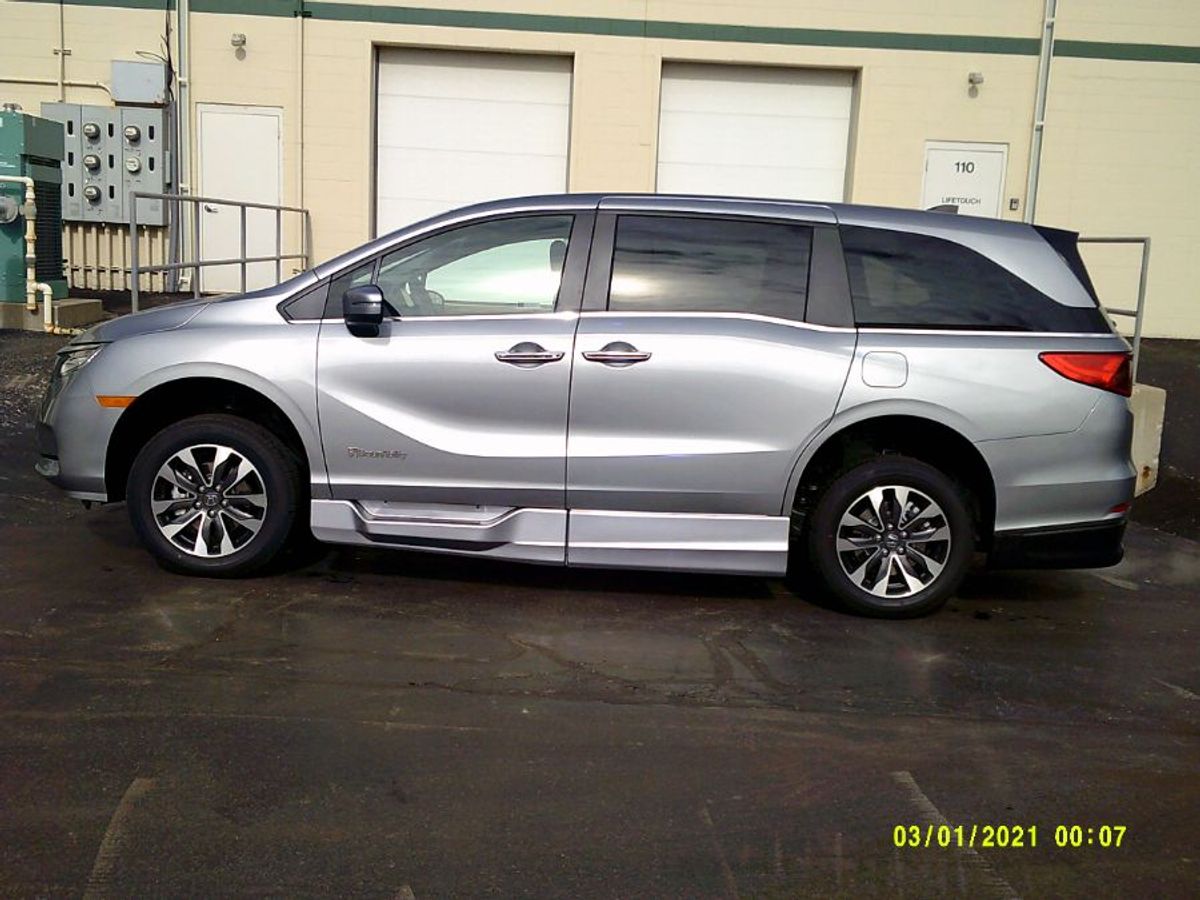Silver Honda Odyssey image number 4