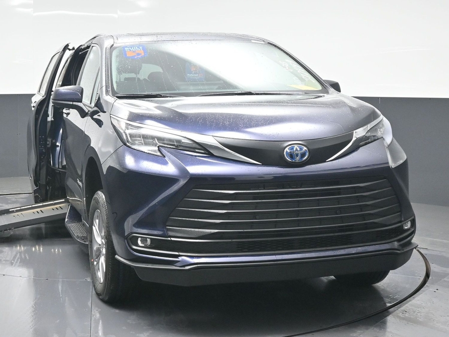 New 2025 Toyota Sienna Hybrid XLE Plus - BraunAbility Side Entry Entry Fold Out Automatic Ramp