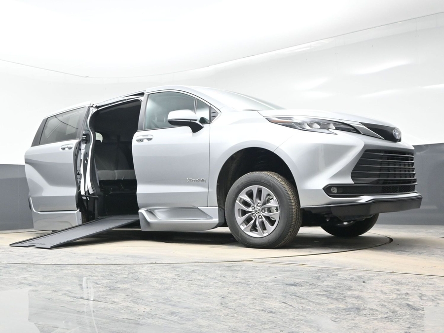 Silver Toyota Sienna image number 18