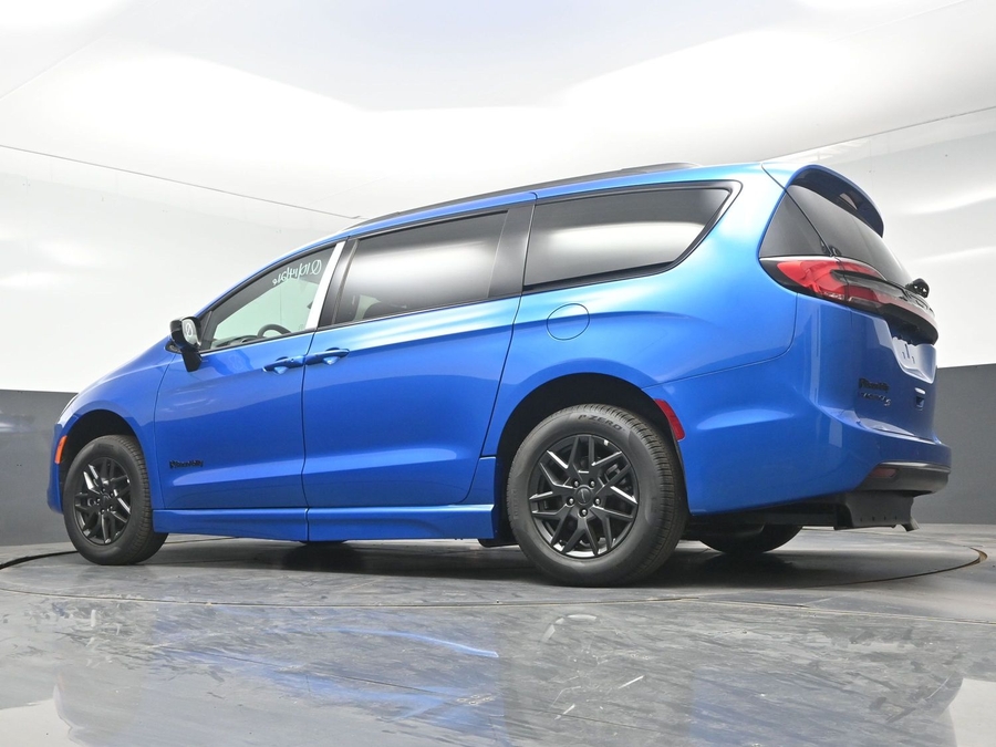 New 2027 Chrysler Pacifica Select Sport - BraunAbility Side Entry Fold Out Automatic Ramp