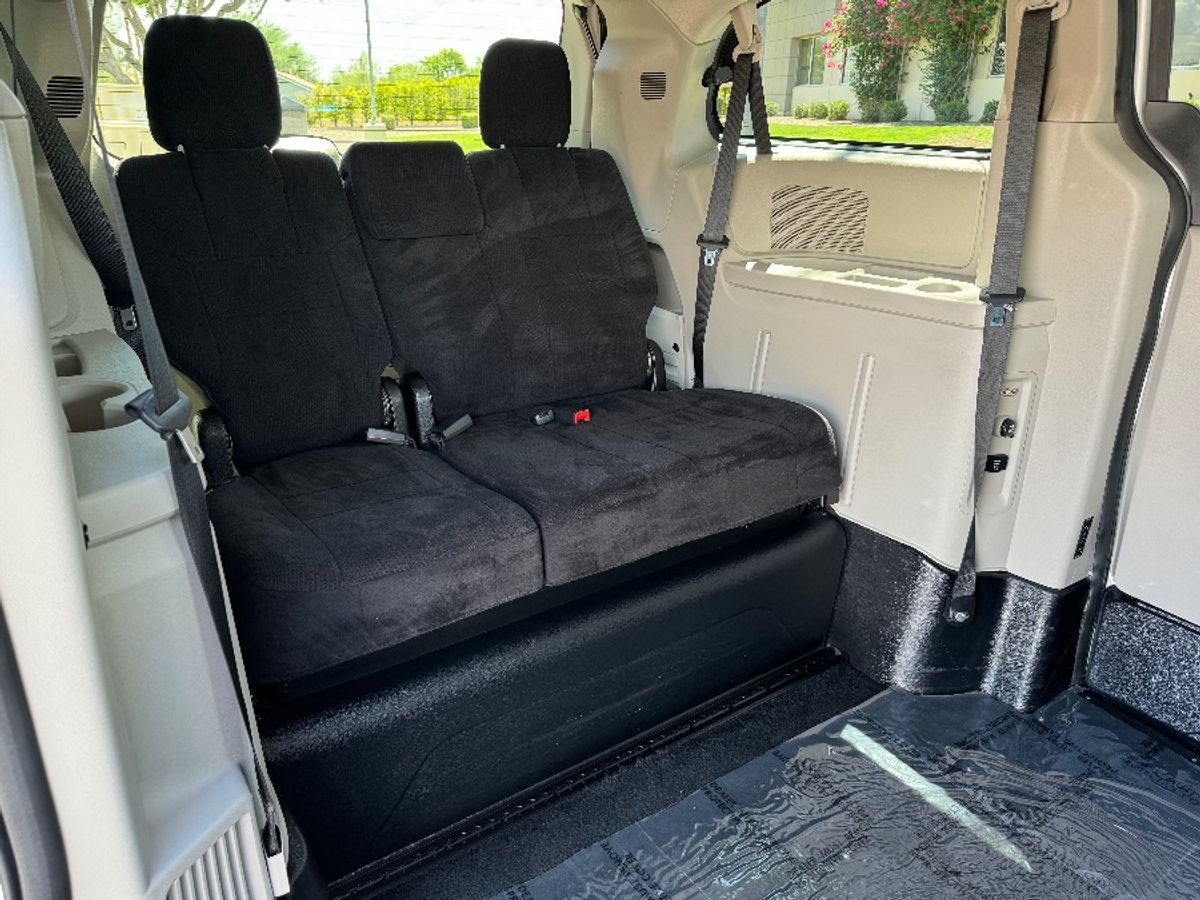 2011 DODGE GRAND CARAVAN - Image 9