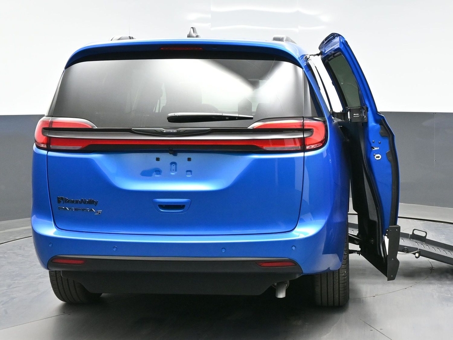 New 2026 Chrysler Pacifica Select Sport - BraunAbility Side Entry Entry Fold Out Manual Ramp