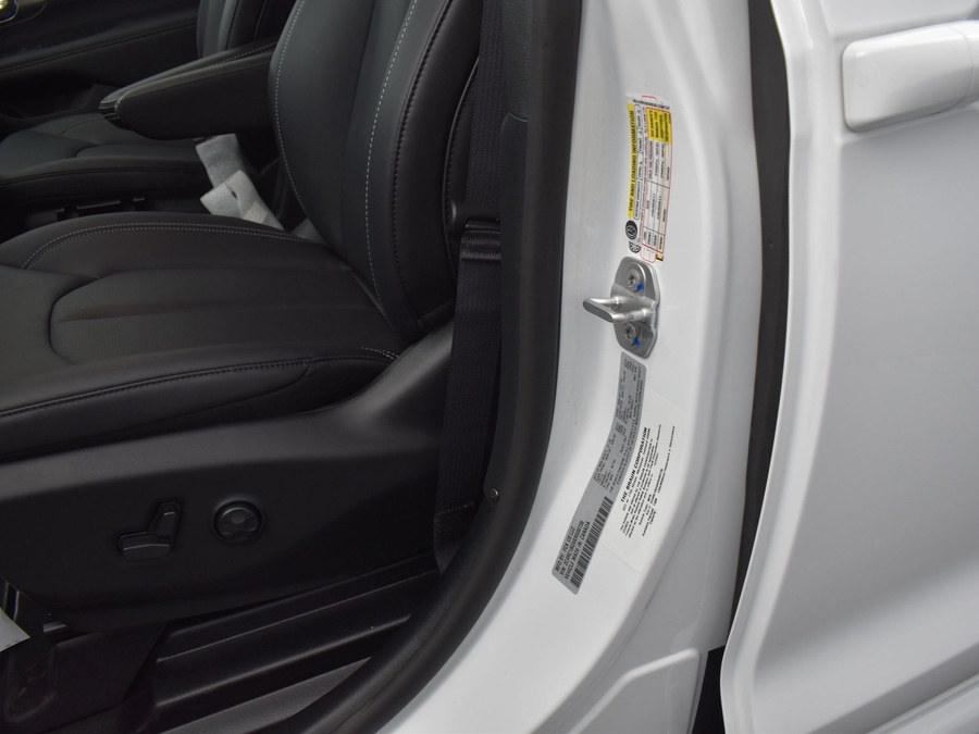 New 2025 Chrysler Pacifica Select Safety - BraunAbility Side Entry Entry Fold Out Automatic Ramp