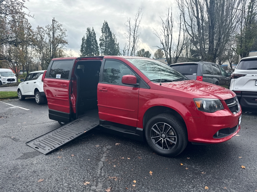 Used 2015 Dodge Grand Caravan SXT - BraunAbility Side Entry Entry In Floor Automatic Ramp