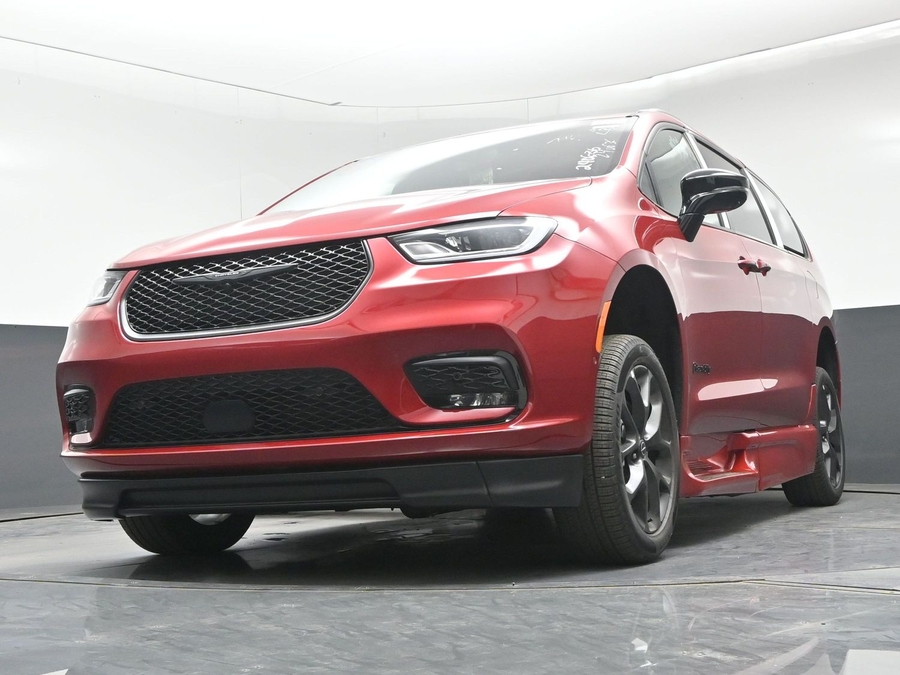 Red Chrysler Pacifica image number 17