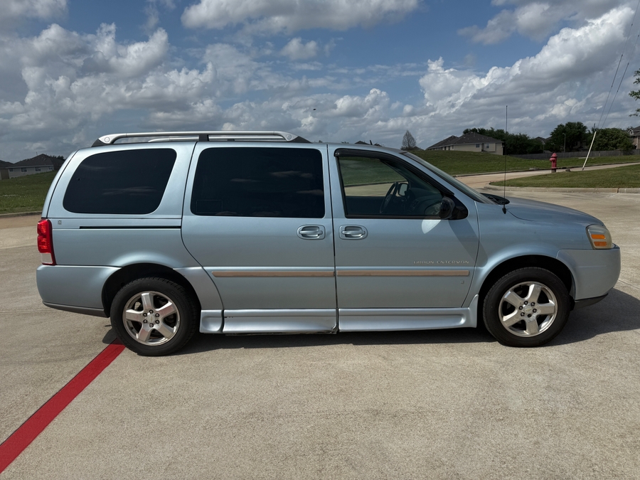 Blue Chevrolet Uplander image number 1