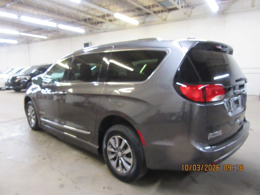 Grey Chrysler Pacifica image number 28