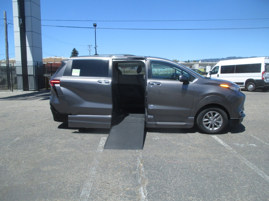 Grey Toyota Sienna image number 7
