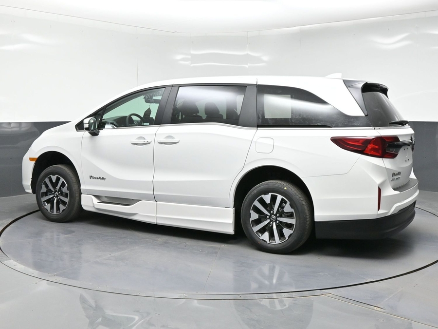 White Honda Odyssey image number 3