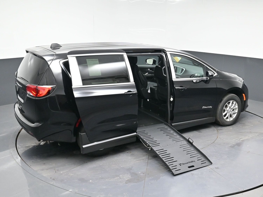 Black Chrysler Voyager image number 22