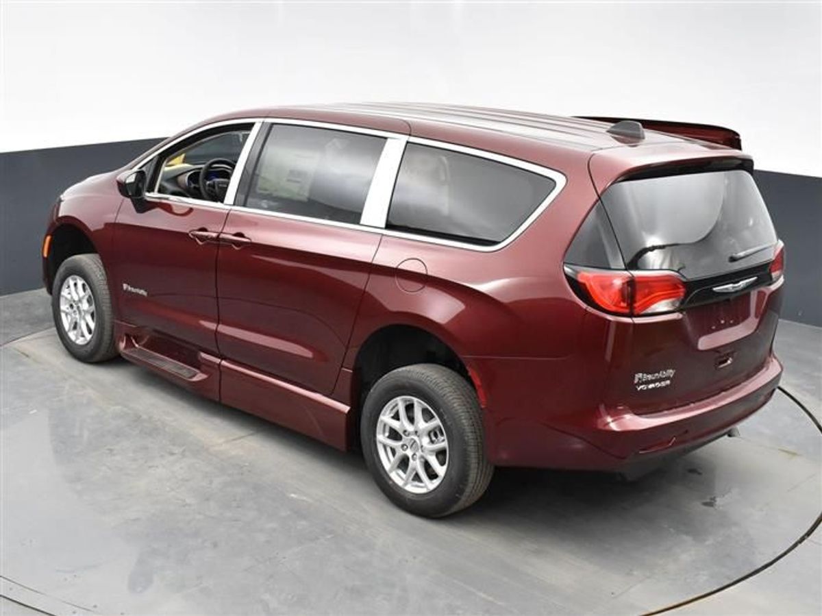 Red Chrysler Voyager image number 9