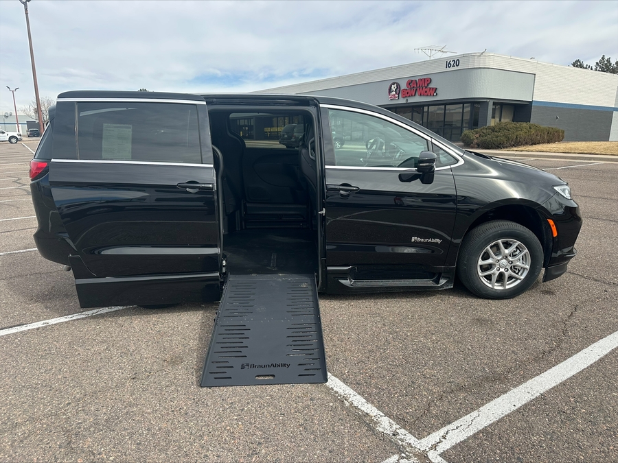 Black Chrysler Pacifica image number 8