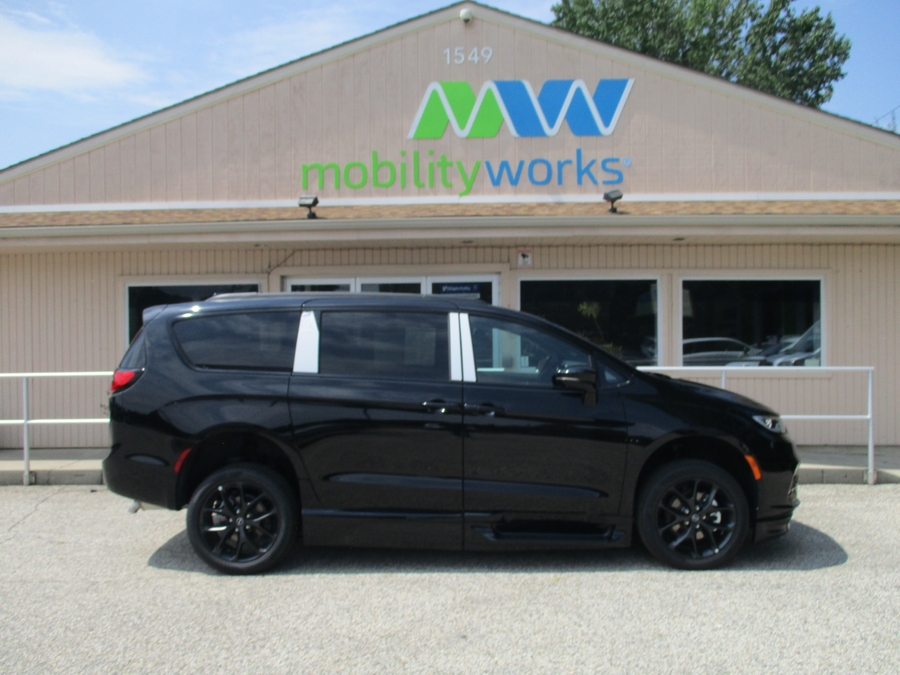 Número de imagen Chrysler Pacifica negro 10