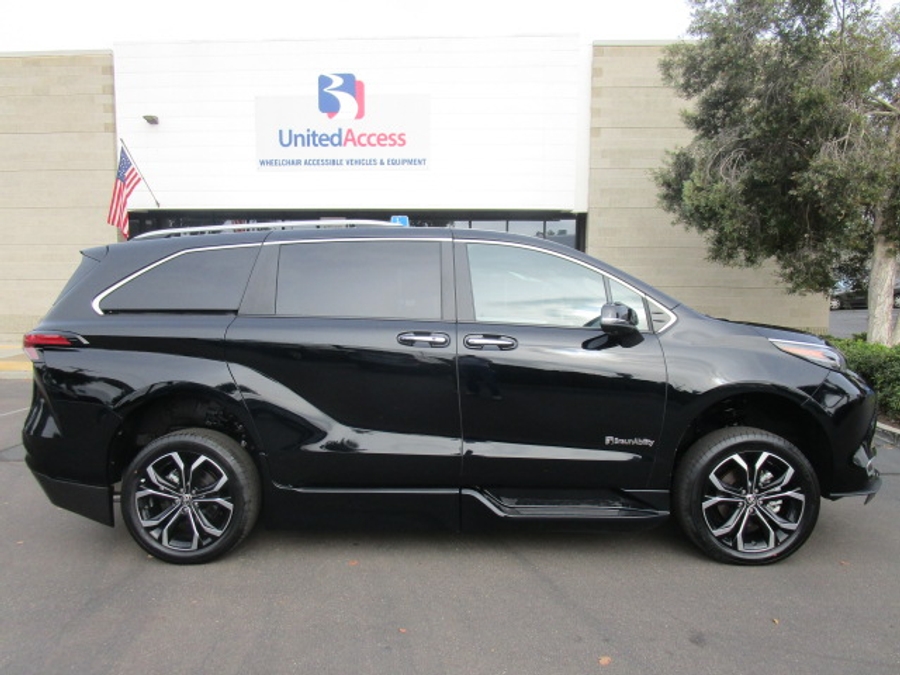 New 2025 Toyota Sienna Hybrid Platinum - BraunAbility Side Entry Entry In Floor Automatic Ramp