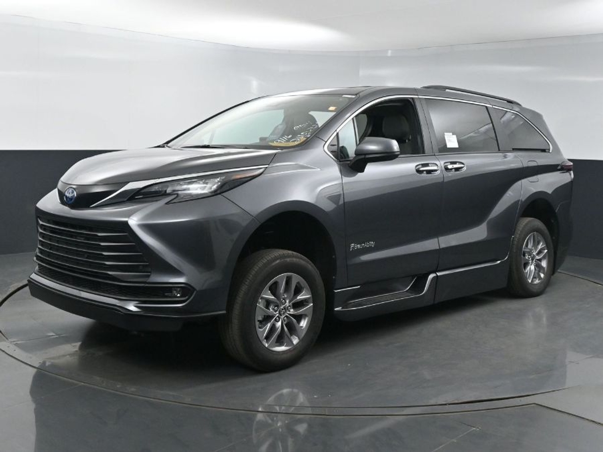 2025 TOYOTA SIENNA - Image 3