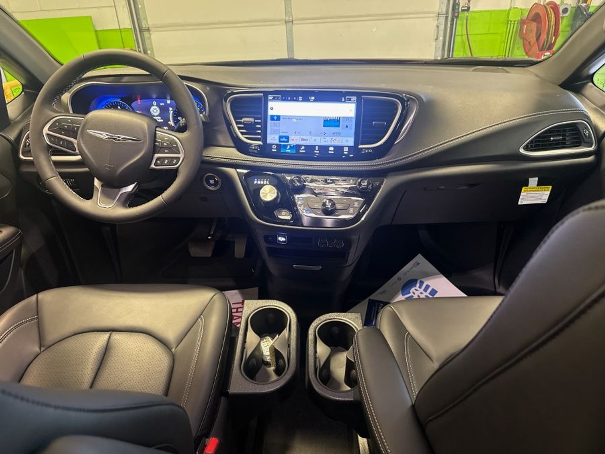 2025 CHRYSLER PACIFICA - Image 12