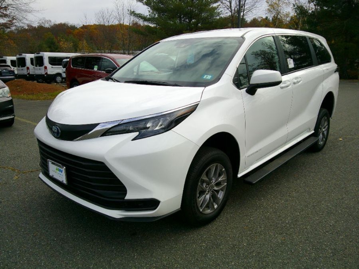 White Toyota Sienna image number 5