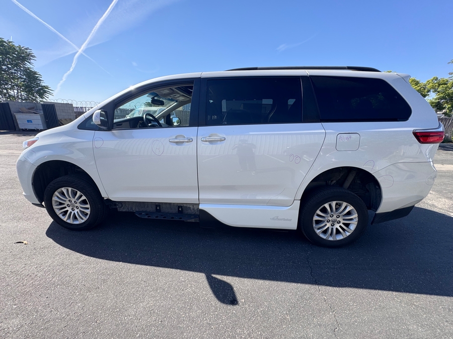  Toyota Sienna image number 2