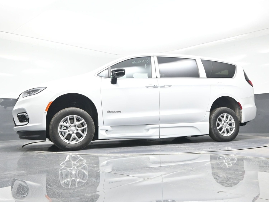 New 2025 Chrysler Pacifica Select Safety - BraunAbility Side Entry Entry Fold Out Automatic Ramp