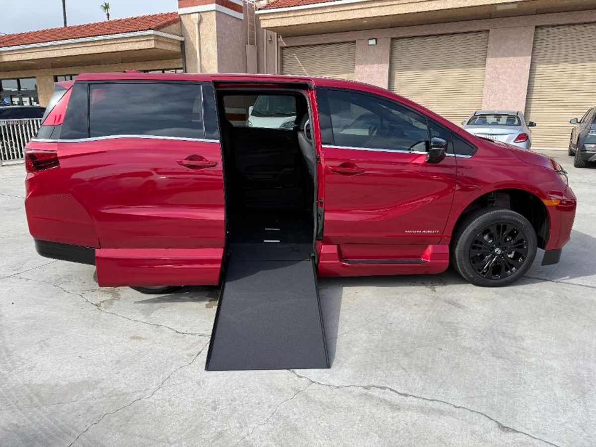 Red Honda Odyssey image number 3
