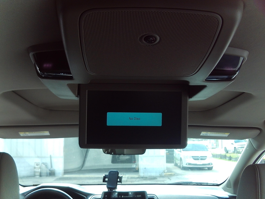White Honda Odyssey image number 15